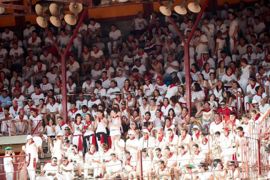 Público asistente a la Plaza de Toros de Pamplona durante la segunda corrida de la Feria del Toro 2018.