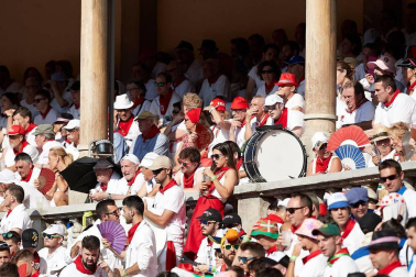 Público asistente a la Plaza de Toros de Pamplona durante la segunda corrida de la Feria del Toro 2018.