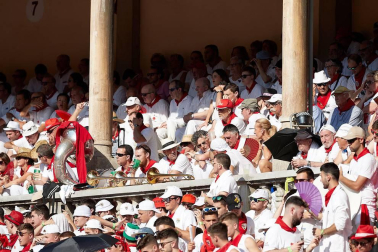 Público asistente a la Plaza de Toros de Pamplona durante la segunda corrida de la Feria del Toro 2018.