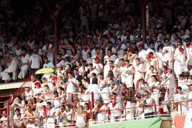 Público asistente a la Plaza de Toros de Pamplona durante la segunda corrida de la Feria del Toro 2018.