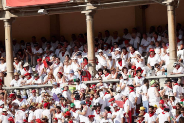 Público asistente a la Plaza de Toros de Pamplona durante la segunda corrida de la Feria del Toro 2018.