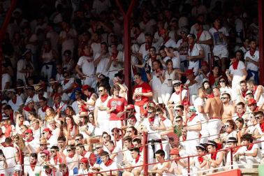 Público asistente a la Plaza de Toros de Pamplona durante la segunda corrida de la Feria del Toro 2018.