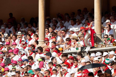 Público asistente a la Plaza de Toros de Pamplona durante la segunda corrida de la Feria del Toro 2018.