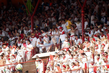 Público asistente a la Plaza de Toros de Pamplona durante la segunda corrida de la Feria del Toro 2018.