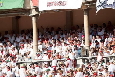 Público asistente a la Plaza de Toros de Pamplona durante la segunda corrida de la Feria del Toro 2018.