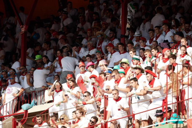 Público asistente a la Plaza de Toros de Pamplona durante la segunda corrida de la Feria del Toro 2018.