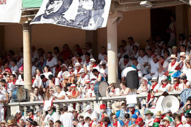 Público asistente a la Plaza de Toros de Pamplona durante la segunda corrida de la Feria del Toro 2018.