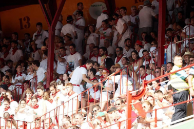 Público asistente a la Plaza de Toros de Pamplona durante la segunda corrida de la Feria del Toro 2018.
