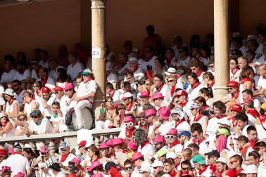 Público asistente a la Plaza de Toros de Pamplona durante la segunda corrida de la Feria del Toro 2018.