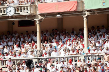 Público asistente a la Plaza de Toros de Pamplona durante la segunda corrida de la Feria del Toro 2018.