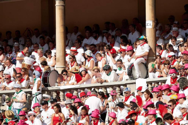 Público asistente a la Plaza de Toros de Pamplona durante la segunda corrida de la Feria del Toro 2018.