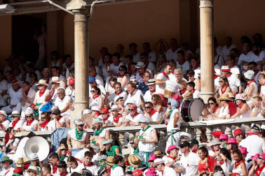 Público asistente a la Plaza de Toros de Pamplona durante la segunda corrida de la Feria del Toro 2018.