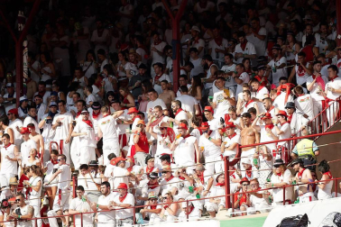 Público asistente a la Plaza de Toros de Pamplona durante la segunda corrida de la Feria del Toro 2018.