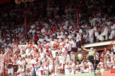 Público asistente a la Plaza de Toros de Pamplona durante la segunda corrida de la Feria del Toro 2018.