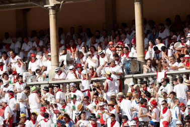 Público asistente a la Plaza de Toros de Pamplona durante la segunda corrida de la Feria del Toro 2018.