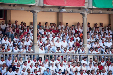 Público asistente a la Plaza de Toros de Pamplona durante la segunda corrida de la Feria del Toro 2018.