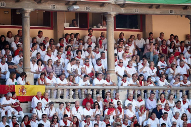 Público asistente a la Plaza de Toros de Pamplona durante la segunda corrida de la Feria del Toro 2018.