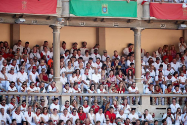 Público asistente a la Plaza de Toros de Pamplona durante la segunda corrida de la Feria del Toro 2018.