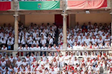 Público asistente a la Plaza de Toros de Pamplona durante la segunda corrida de la Feria del Toro 2018.