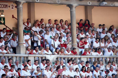 Público asistente a la Plaza de Toros de Pamplona durante la segunda corrida de la Feria del Toro 2018.