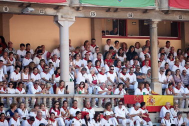 Público asistente a la Plaza de Toros de Pamplona durante la segunda corrida de la Feria del Toro 2018.