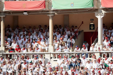 Público asistente a la Plaza de Toros de Pamplona durante la segunda corrida de la Feria del Toro 2018.