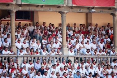 Público asistente a la Plaza de Toros de Pamplona durante la segunda corrida de la Feria del Toro 2018.