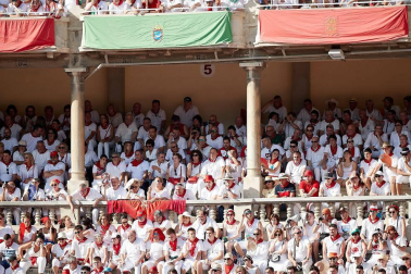 Público asistente a la Plaza de Toros de Pamplona durante la segunda corrida de la Feria del Toro 2018.