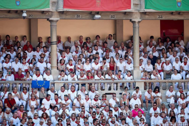 Público asistente a la Plaza de Toros de Pamplona durante la segunda corrida de la Feria del Toro 2018.