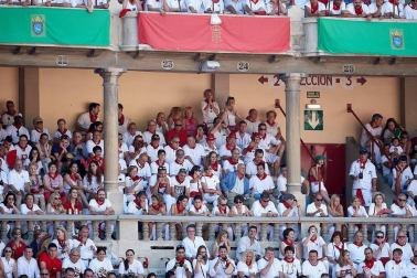 Público asistente a la Plaza de Toros de Pamplona durante la segunda corrida de la Feria del Toro 2018.