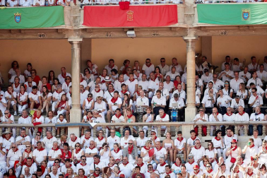 Público asistente a la Plaza de Toros de Pamplona durante la segunda corrida de la Feria del Toro 2018.