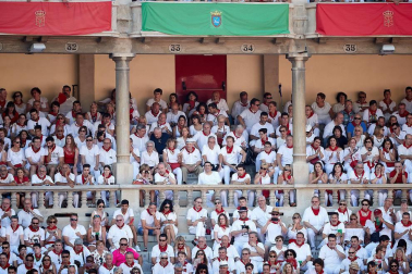 Público asistente a la Plaza de Toros de Pamplona durante la segunda corrida de la Feria del Toro 2018.