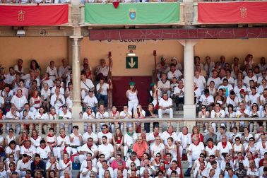 Público asistente a la Plaza de Toros de Pamplona durante la segunda corrida de la Feria del Toro 2018.