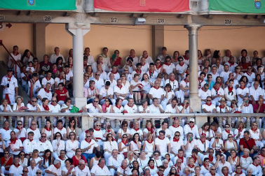 Público asistente a la Plaza de Toros de Pamplona durante la segunda corrida de la Feria del Toro 2018.