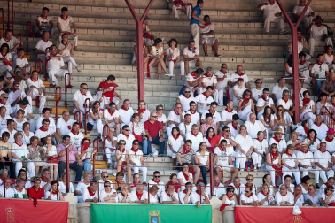 Público asistente a la Plaza de Toros de Pamplona durante la segunda corrida de la Feria del Toro 2018.