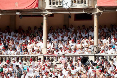 Público asistente a la Plaza de Toros de Pamplona durante la segunda corrida de la Feria del Toro 2018.