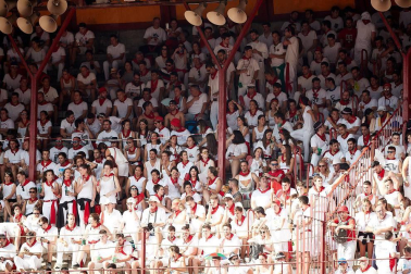 Público asistente a la Plaza de Toros de Pamplona durante la segunda corrida de la Feria del Toro 2018.