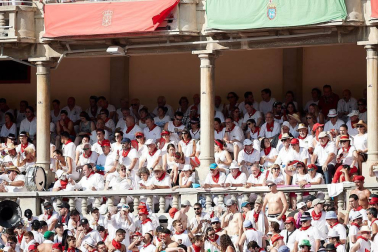 Público asistente a la Plaza de Toros de Pamplona durante la segunda corrida de la Feria del Toro 2018.