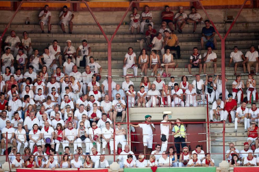 Público asistente a la Plaza de Toros de Pamplona durante la segunda corrida de la Feria del Toro 2018.