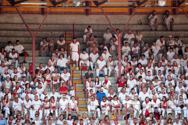 Público asistente a la Plaza de Toros de Pamplona durante la segunda corrida de la Feria del Toro 2018.