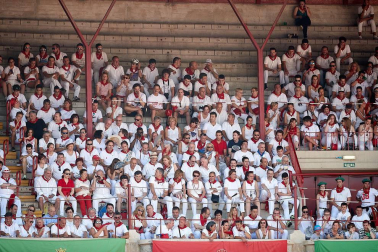 Público asistente a la Plaza de Toros de Pamplona durante la segunda corrida de la Feria del Toro 2018.