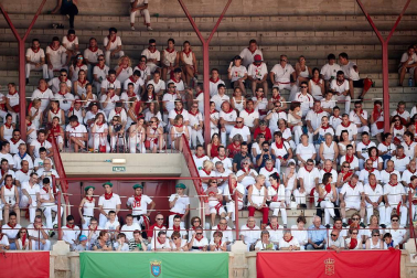 Público asistente a la Plaza de Toros de Pamplona durante la segunda corrida de la Feria del Toro 2018.