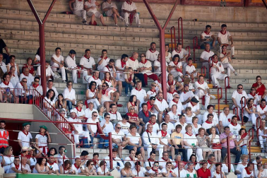 Público asistente a la Plaza de Toros de Pamplona durante la segunda corrida de la Feria del Toro 2018.