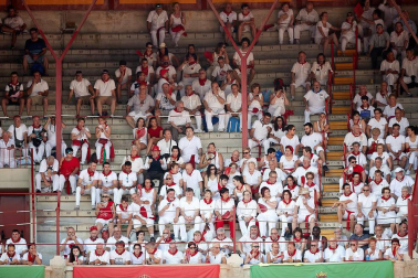Público asistente a la Plaza de Toros de Pamplona durante la segunda corrida de la Feria del Toro 2018.