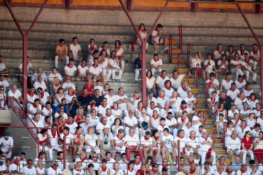 Público asistente a la Plaza de Toros de Pamplona durante la segunda corrida de la Feria del Toro 2018.