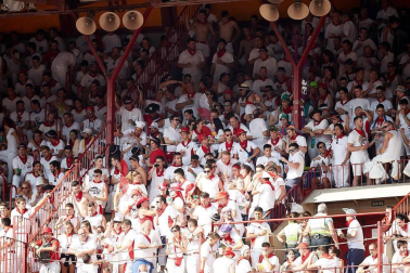 Público asistente a la Plaza de Toros de Pamplona durante la segunda corrida de la Feria del Toro 2018.