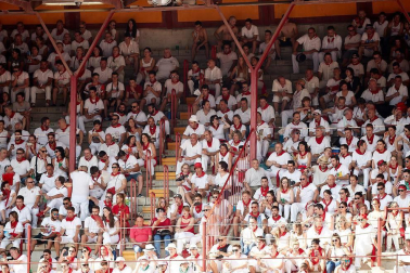 Público asistente a la Plaza de Toros de Pamplona durante la segunda corrida de la Feria del Toro 2018.