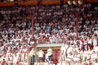 Público asistente a la Plaza de Toros de Pamplona durante la segunda corrida de la Feria del Toro 2018.