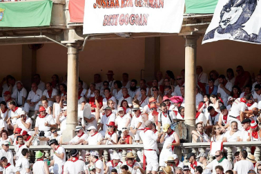 Público asistente a la Plaza de Toros de Pamplona durante la segunda corrida de la Feria del Toro 2018.