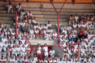 Público asistente a la Plaza de Toros de Pamplona durante la segunda corrida de la Feria del Toro 2018.